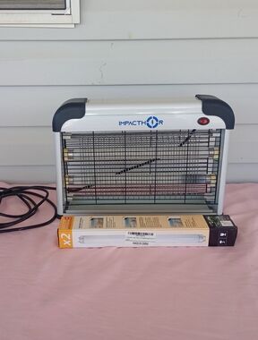 Impacthor Indoor Bug Zapper with 2 lightbulb replacements